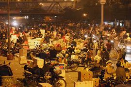 Chợ đầu mối Long Biên.
