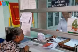 Người dân đến đăng kí tham gia Bảo hiểm Y tế theo hộ gia đình tại Phường 15, quận 10, TP.HCM