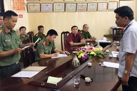 Cơ quan an ninh đọc lệnh bắt ông Nguyễn Thanh Hoài. Ảnh: Zing