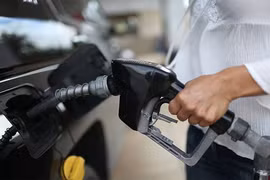 Tại một số bang Mỹ, giá xăng đã xuống dưới ngưỡng 1,8 USD/gallon - Ảnh: Getty/WSJ.