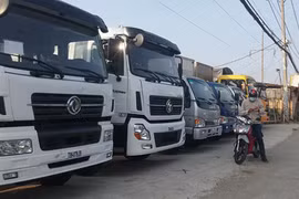 Xe tải nặng nhập khẩu từ Trung Quốc trưng bày tại Công ty Phú Cường (huyện Bình Chánh, TP.HCM)