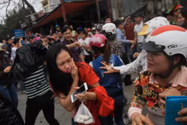 Một số ít công nhân đi làm bị ném cà chua, trứng thối vào người. Ảnh: Tuổi trẻ.