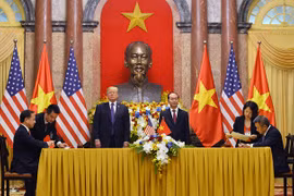  Tổng thống Mỹ Donald Trump và Chủ tịch nước Trần Đại Quang chứng kiến ký kết giữa các doanh nghiệp Việt Nam - Mỹ