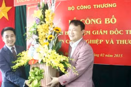 Thứ trưởng Đỗ Thắng Hải trao quyết định bổ nhiệm ông Vũ Hùng Sơn làm Giám đốc Trung tâm Thông tin Công nghiệp và Thương mại ngày 26/2. Ảnh: MOIT