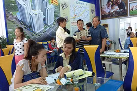 Khách hàng tìm hiểu thủ tục mua nhà tại một dự án nhà ở xã hội ở quận 7, TP.HCM