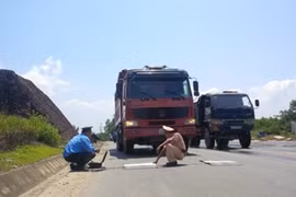CSGT và Thanh tra Giao thông TP Đà Nẵng kiểm tra tải trọng một xe Howo của Trung Quốc. Xe tải này vượt tải trọng tới 200%. Ảnh: LÊ PHI
