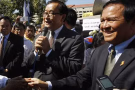 Ông Sam Rainsy (giữa). Ảnh: AP