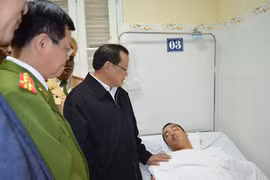 Ông Phạm Quang Nghị, Ủy viên Bộ Chính trị, Chỉ đạo Thành ủy TP Hà Nội, thăm thượng úy CSGT Nguyễn Quốc Đạt tại bệnh viện Ảnh: Nguyễn Hưởng