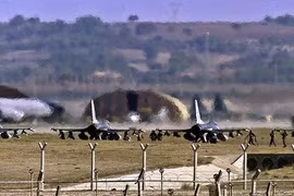Chiến đấu cơ F-16 xếp hàng chuẩn bị cất cánh từ căn cứ không quân Incirlik (Thổ Nhĩ Kỳ) - Ảnh: AFP
