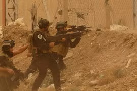 Lực lượng an ninh Iraq đang bảo vệ trụ sở chính quyền ở Ramadi trước các cuộc tấn công của IS hôm 14/5. Ảnh: AP