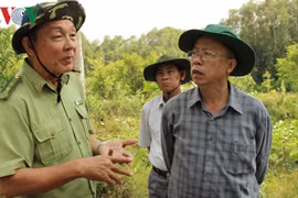 Bí thư Tỉnh ủy Trần Công Chánh (phải) nghe ngành kiểm lâm báo cáo về công tác phòng chống cháy rừng, hạn mặn tại huyện Phụng Hiệp, tỉnh Hậu Giang.