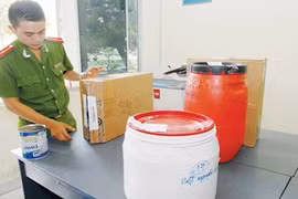 Bột nguyên liệu làm sữa giả bị thu giữ.