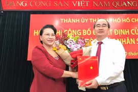 Chủ tịch Quốc hội Nguyễn Thị Kim Ngân trao quyết định cho ông Nguyễn Thiện Nhân. Ảnh Thanh Niên