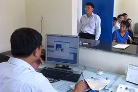 Tới ngày hẹn, người dân chỉ việc đến chụp ảnh, làm một số thủ tục và lấy GPLX.