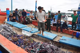 Các ngư dân xã Bình Châu, huyện Bình Sơn, tỉnh Quảng Ngãi, đi trên tàu QNg 90127 TS thẫn thờ sau chuyến biển mất trắng do bị tàu Trung Quốc tấn công hồi tháng 7-2015 - Ảnh: Tử Trực
