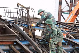 'Giàn giáo rung lên, chúng tôi rơi theo cả khối sắt khổng lồ'