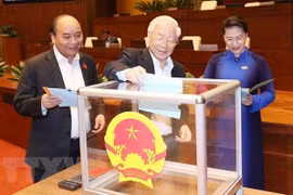 Đại biểu Quốc hội đánh giá những người được Quốc hội bầu hoặc phê chuẩn bằng lá phiếu tín nhiệm. Ảnh: TTXVN