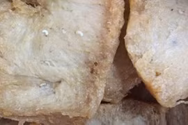 Kinh hãi giòi lúc nhúc trong sườn non đóng gói