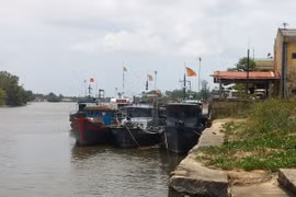 Tàu của Bộ đội biên phòng Quảng Trị nằm yên tại cảng nhưng lập hồ khống tuần tra biển để rút ruột nhà nước hàng tỉ đồng.