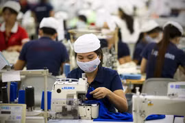 Quy định mới trong đóng bảo hiểm xã hội sẽ gây áp lực lên các doanh nghiệp sử dụng nhiều lao động. Ảnh: Bloomberg