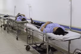 Các công nhân cấp cứu tại bệnh viện do ngộ độc thực phẩm. Ảnh: CTV
