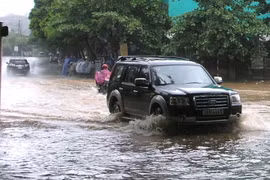 Đường Nguyễn Huệ gần cửa khẩu Quốc tế Lào Cai ngập trong nước sáng 11- 10 - Ảnh: Phạm Ngọc Triển