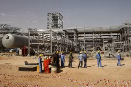 Một sắc lệnh của hoàng gia Ả Rập Saudi đã thông báo rằng giá xăng sẽ tăng 50% bắt đầu từ ngày 29-12. Ảnh: REUTERS