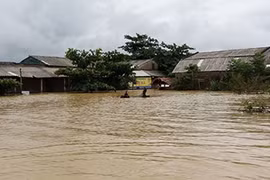 Mưa lớn, nước sông dâng khiến nhiều xã tại huyện Hương Sơn bị cô lập. Ảnh: Đức Hùng