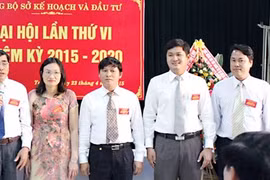 Ông Lê Phước Hoài Bảo (thứ 2 từ phải sang trái) vừa được bổ nhiệm làm Giám đốc Sở Kế hoạch Đầu tư tỉnh Quảng Nam. Ảnh: Sở Kế hoạch - đầu tư