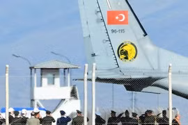 Quan tài chứa thi thể phi công Nga bị sát hại được chuyển giao cho Nga tại sân bay Hatay (Thổ Nhĩ Kỳ) hôm 29-11. Ảnh: REUTERS