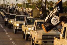 Đoàn xe IS diễu phố ở Libya. (Ảnh: @7our/Twitter)