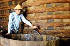 Kết quả khảo sát của Vinastas đã gây hoang mang cho người tiêu dùng và lo lắng cho các nhà sản xuất, kinh doanh nước mắm.(Ảnh minh họa:KT)