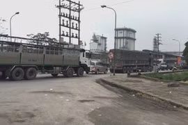 Xe tải nặng nối đuôi nhau đi vào đường huyện mặc dù có biển báo cấm xe trên 6 tấn. Ảnh: P.Linh