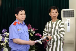 VKS trao quyết định đình chỉ thi hành án cho ông Nguyễn Thanh Chấn. Ảnh: Công lý