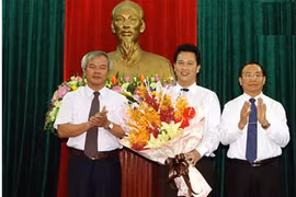 Ông Đặng Quốc Khánh nhận hoa chúc mừng từ lãnh đạo Tỉnh ủy Hà Tĩnh