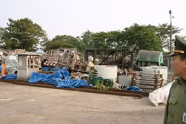 Đống máy móc, thiết bị của các đơn vị thành viên Vinashin (nay là SBIC) vứt chồng chất, hư hỏng tại góc cảng Hải Phòng. Ảnh: Phạm Thanh