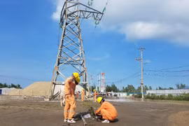 Cột điện đường dây 35kV vượt biển từ đất liền ra đảo Cát Bà bị hưu hỏng. Ảnh: Điện lực Hải Phòng