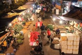 Chợ đầu mối Long Biên. Ảnh: TL
