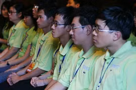 Các thủ khoa đầu ra xuất sắc trong lễ vinh danh ở Văn Miếu - Quốc Tử Giám năm 2011