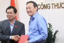 Bộ trưởng Vũ Huy Hoàng trao quyết định cho ông Phan Đăng Tuất. Ảnh: MOIT