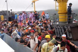 Chiều nay toàn bộ du khách còn lại đã được chở vào đất liền.