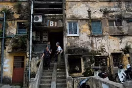 Hà Nội đang còn nhiều tòa chung cư cũ xuống cấp nguy hiểm.