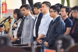 Ông Phan Văn Vĩnh (hai tay chắp chéo trước bụng, mặt cúi); Còn hàng đầu từ phải qua: Nguyễn Văn Dương, Phan Sào Nam và ông Nguyễn Thanh Hóa.