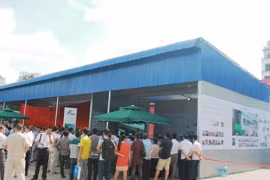 Người dân thủ đô có mặt từ sớm để theo dõi sự kiện mở cửa trưng bày tàu điện mẫu Cát Linh - Hà Đông.