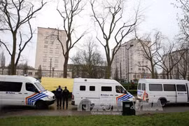 Cảnh sát Bỉ làm nhiệm vụ trong chiến dịch truy quét ở Brussels. Ảnh: AFP/TTXVN