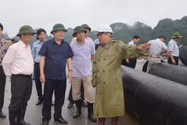Bộ trưởng Xây dựng kiểm tra việc khắc phục sự cố vỡ đường ống khiến 2 thành phố Hạ Long, Cẩm Phả mất nước sinh hoạt.