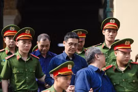 Bị cáo Phạm Công Danh, Phan Thành Mai và Trầm Bê được áp giải sau phiên tòa sáng 7/2. Ảnh: Zing