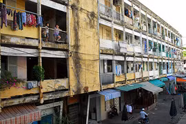 Chung cư Vĩnh Hội là một trong những chung cư cũ đã xuống cấp trên địa bàn quận 4, TP.HCM. Ảnh: HTD