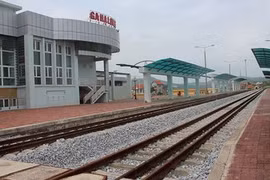 Đường sắt Yên Viên - Hạ Long dở dang, trong khi đường sắt Lào Cai - Hải Phòng chưa biết bao giờ mới "chuẩn". Nguồn ảnh: SGGP