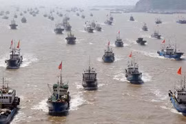 9.000 tàu cá Trung Quốc rầm rộ tiến vào Biển Đông tháng 8/2015- Ảnh: Tân Hoa xã